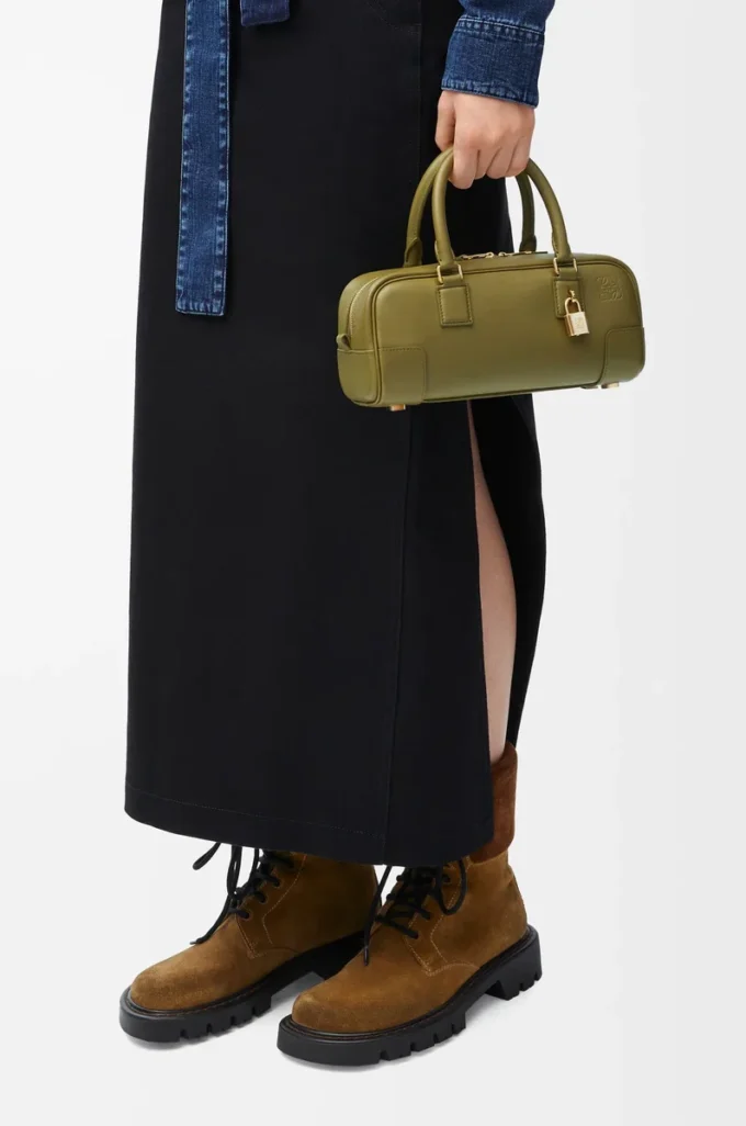 Bolso Amazona 23 recortado en piel de becerro napa Olive Bolso Amazona 23 recortado en piel de becerro napa Olive
