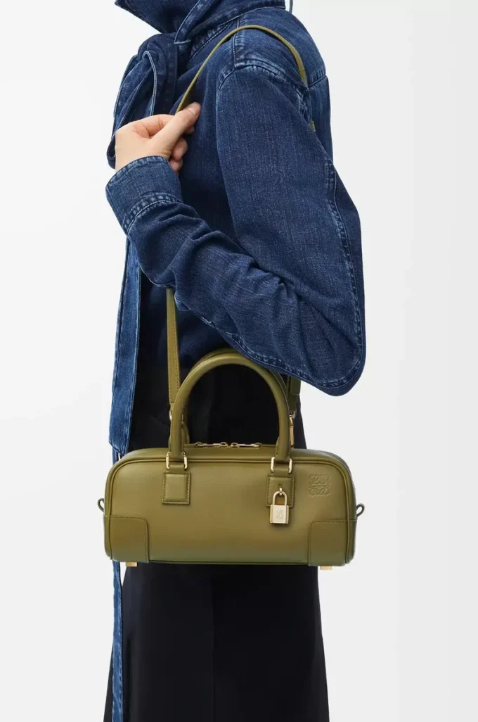 Bolso Amazona 23 recortado en piel de becerro napa Olive Bolso Amazona 23 recortado en piel de becerro napa Olive