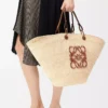 Bolso Anagram Basket grande en palma iraca y piel de becerro Natural/Tan Bolso Anagram Basket grande en palma iraca y piel de becerro Natural/Tan