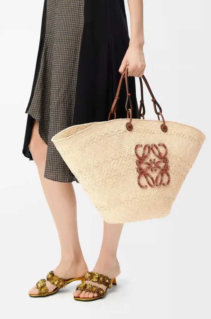 Bolso Anagram Basket grande en palma iraca y piel de becerro Natural/Tan Bolso Anagram Basket grande en palma iraca y piel de becerro Natural/Tan