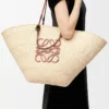 Bolso Anagram Basket grande en palma iraca y piel de becerro Natural/Tan Bolso Anagram Basket grande en palma iraca y piel de becerro Natural/Tan