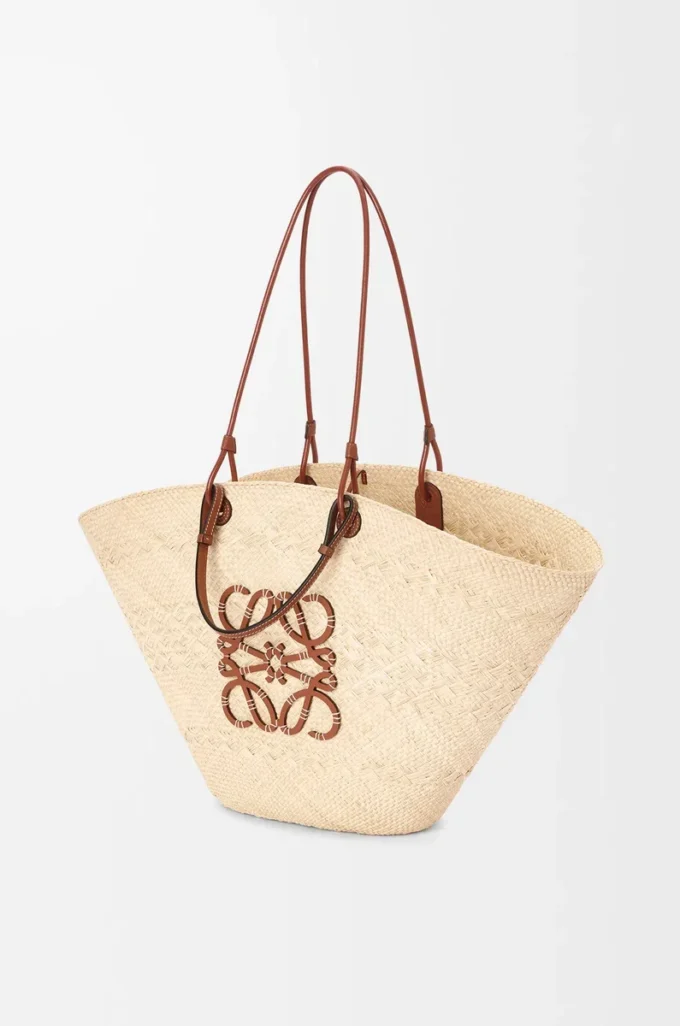 Bolso Anagram Basket grande en palma iraca y piel de becerro Natural/Tan Bolso Anagram Basket grande en palma iraca y piel de becerro Natural/Tan