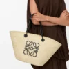 Bolso Anagram Basket mediano en palma iraca y piel de becerro Natural/Negro Bolso Anagram Basket mediano en palma iraca y piel de becerro Natural/Negro