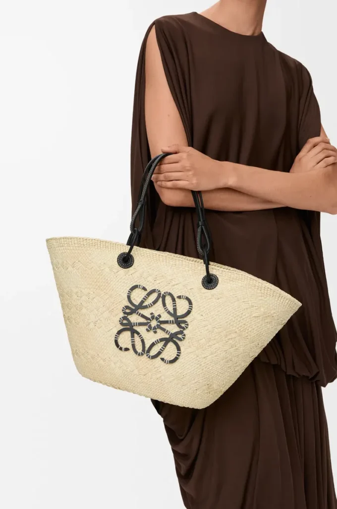 Bolso Anagram Basket mediano en palma iraca y piel de becerro Natural/Negro Bolso Anagram Basket mediano en palma iraca y piel de becerro Natural/Negro