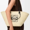 Bolso Anagram Basket mediano en palma iraca y piel de becerro Natural/Negro Bolso Anagram Basket mediano en palma iraca y piel de becerro Natural/Negro