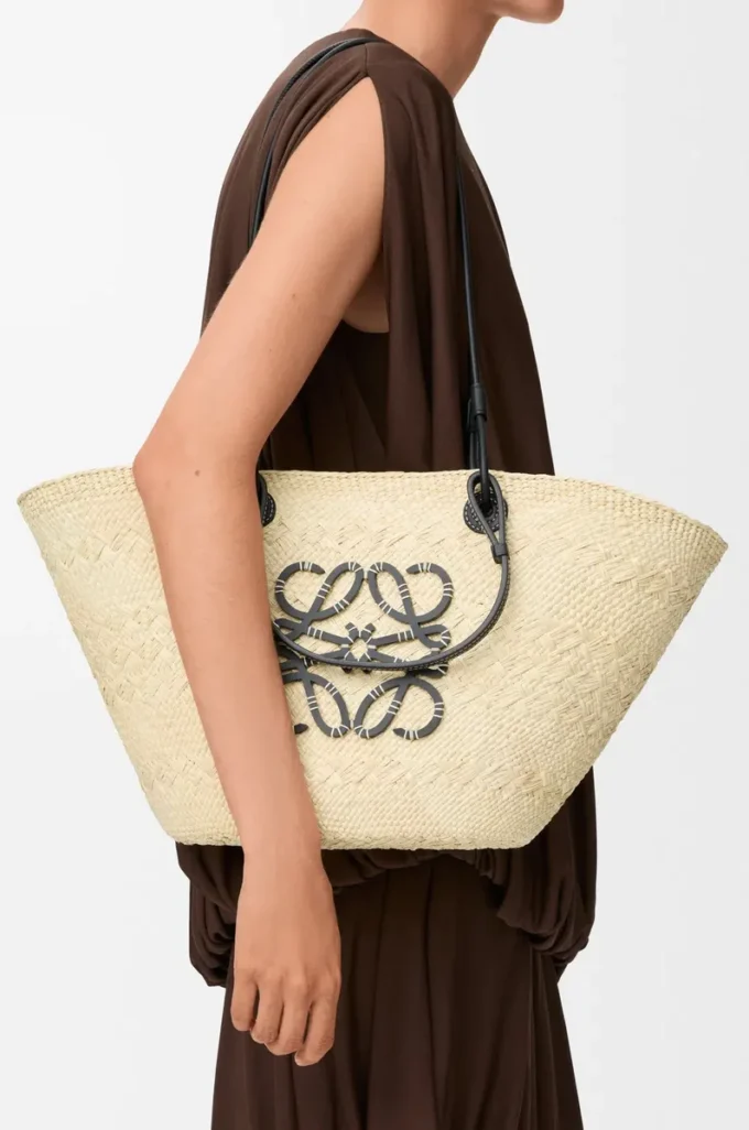 Bolso Anagram Basket mediano en palma iraca y piel de becerro Natural/Negro Bolso Anagram Basket mediano en palma iraca y piel de becerro Natural/Negro