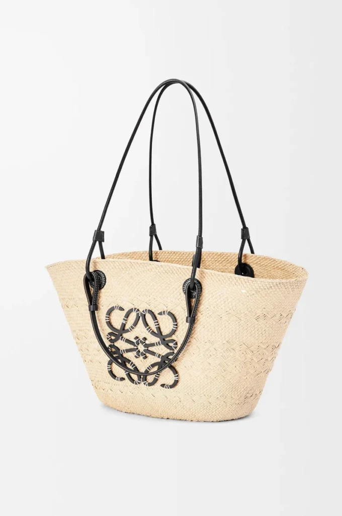 Bolso Anagram Basket mediano en palma iraca y piel de becerro Natural/Negro Bolso Anagram Basket mediano en palma iraca y piel de becerro Natural/Negro