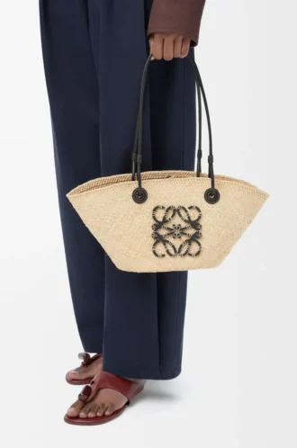 Bolso Anagram Basket pequeño en palma iraca y piel de becerro Natural/Negro