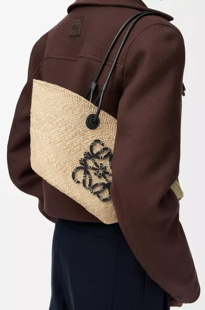 Bolso Anagram Basket pequeño en palma iraca y piel de becerro Natural/Negro Bolso Anagram Basket pequeño en palma iraca y piel de becerro Natural/Negro