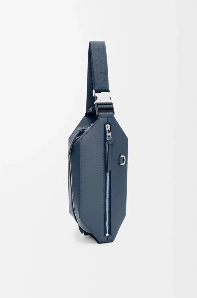 Bolso bandolera convertible en piel de becerro clásica teñida en índigo