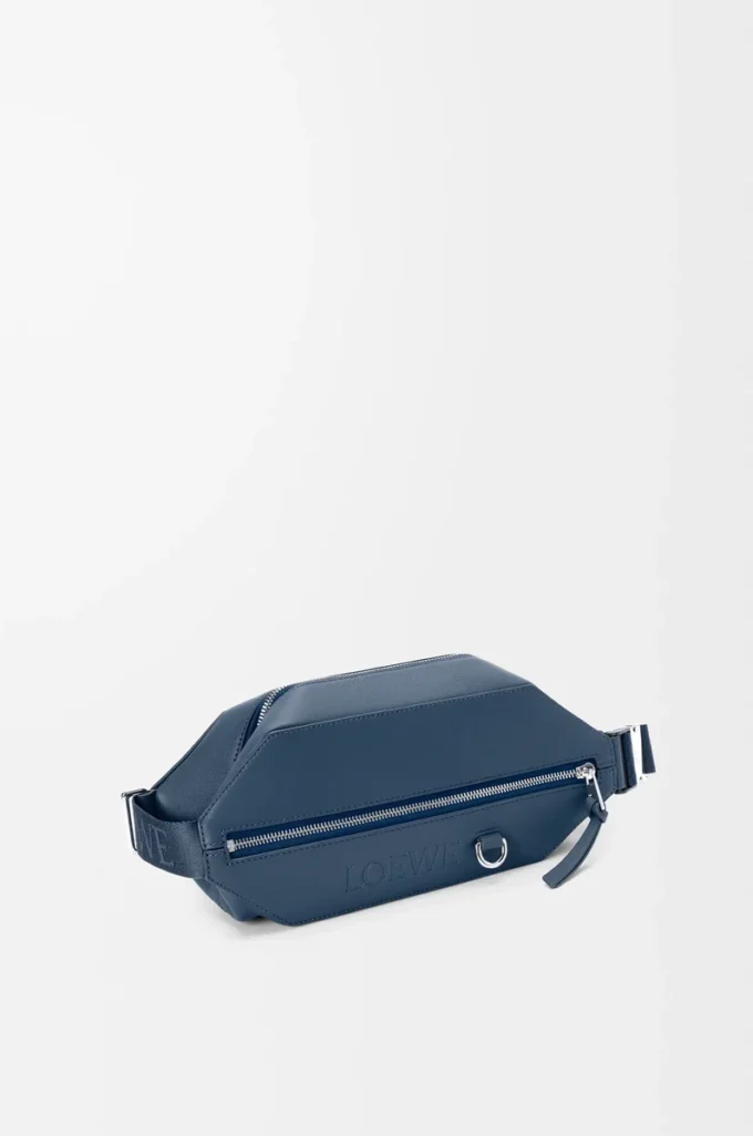 Bolso bandolera convertible en piel de becerro clásica teñida en índigo