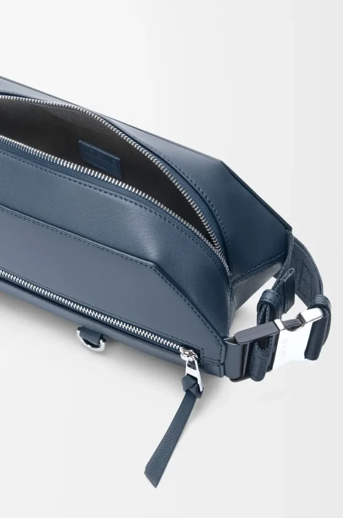 Bolso bandolera convertible en piel de becerro clásica teñida en índigo