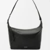 Bolso bandolera Cubi en piel de becerro granulada flexible Negro Bolso bandolera Cubi en piel de becerro granulada flexible Negro