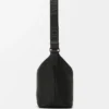 Bolso bandolera Cubi en piel de becerro granulada flexible Negro Bolso bandolera Cubi en piel de becerro granulada flexible Negro