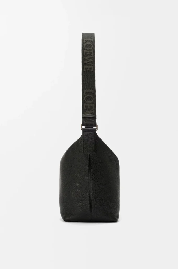 Bolso bandolera Cubi en piel de becerro granulada flexible Negro Bolso bandolera Cubi en piel de becerro granulada flexible Negro