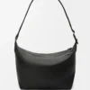 Bolso bandolera Cubi en piel de becerro granulada flexible Negro Bolso bandolera Cubi en piel de becerro granulada flexible Negro