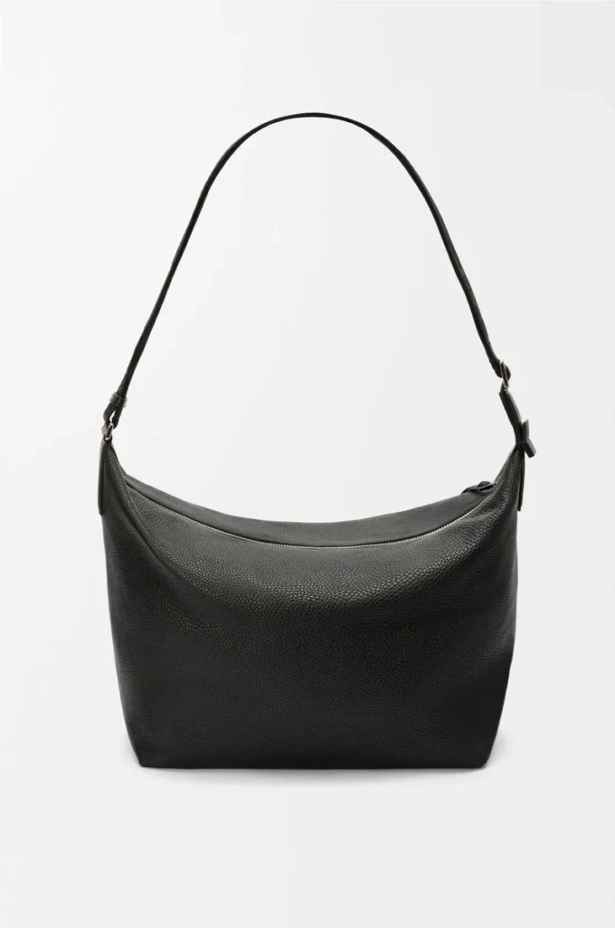 Bolso bandolera Cubi en piel de becerro granulada flexible Negro Bolso bandolera Cubi en piel de becerro granulada flexible Negro