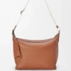 Bolso bandolera Cubi en piel de becerro suave y flexible y jacquard marrón claro Bolso bandolera Cubi en piel de becerro suave y flexible y jacquard marrón claro