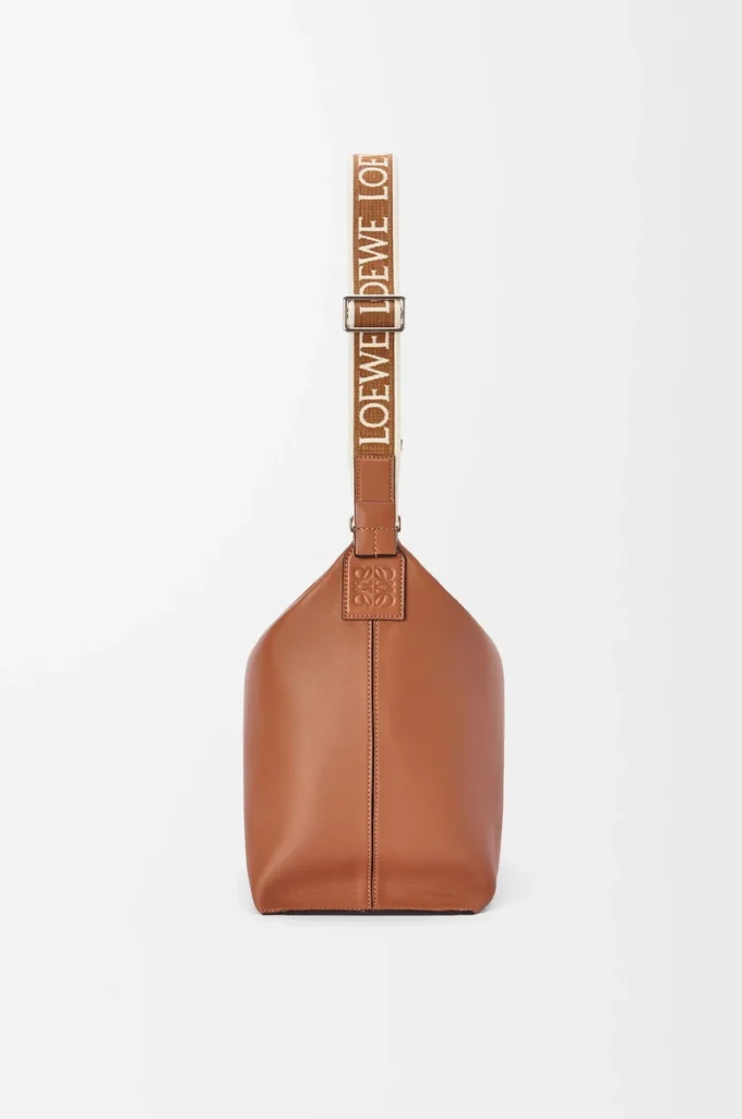 Bolso bandolera Cubi en piel de becerro suave y flexible y jacquard marrón claro Bolso bandolera Cubi en piel de becerro suave y flexible y jacquard marrón claro