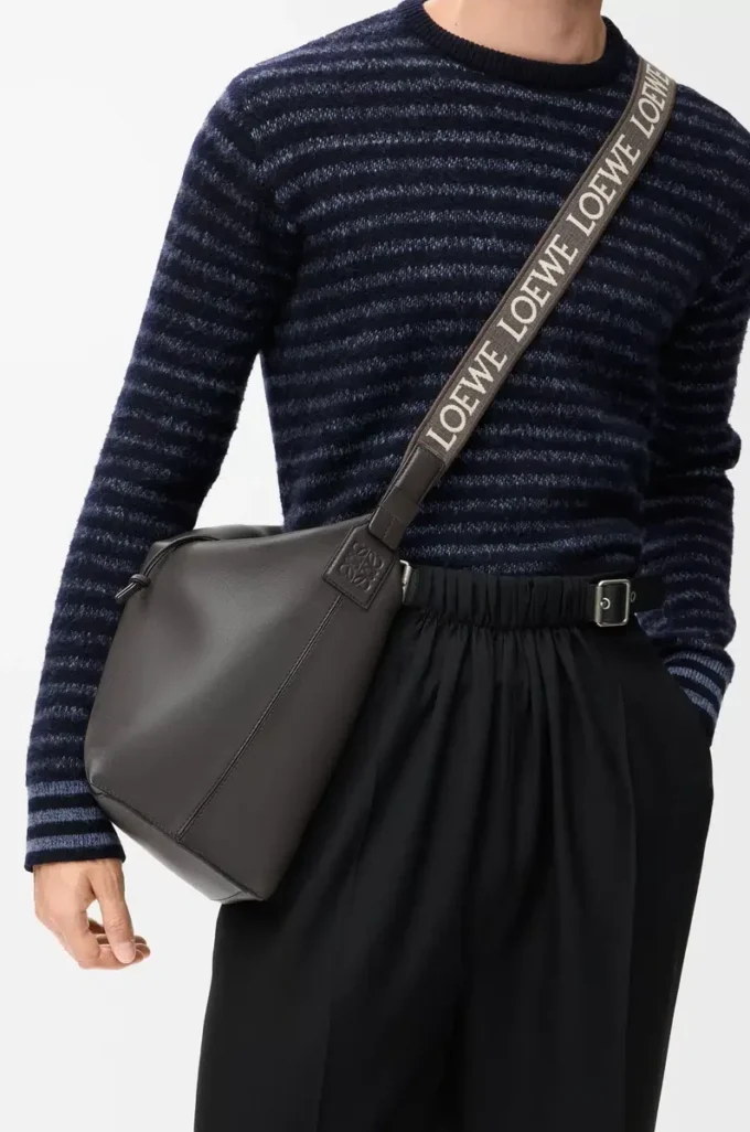Bolso bandolera Cubi en piel de becerro suave y jacquard gris oscuro