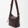 Bolso bandolera Cubi pequeño en piel de becerro granulada flexible color Oxblood.