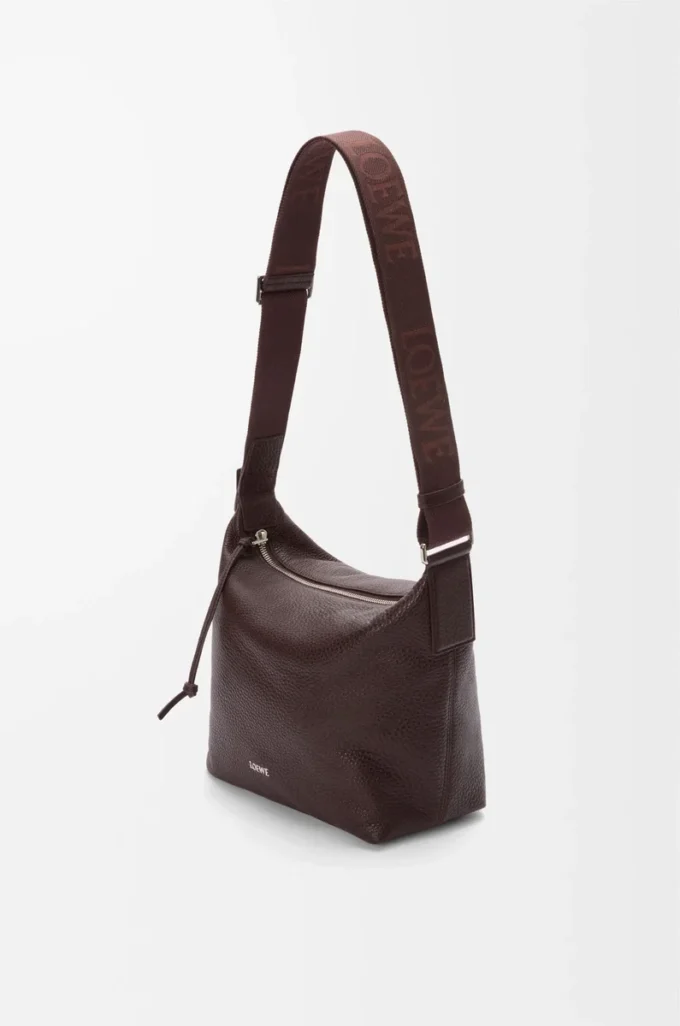 Bolso bandolera Cubi pequeño en piel de becerro granulada flexible color Oxblood.
