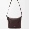 Bolso bandolera Cubi pequeño en piel de becerro granulada flexible color Oxblood.