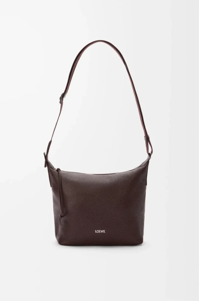 Bolso bandolera Cubi pequeño en piel de becerro granulada flexible color Oxblood.
