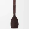Bolso bandolera Cubi pequeño en piel de becerro granulada flexible color Oxblood.