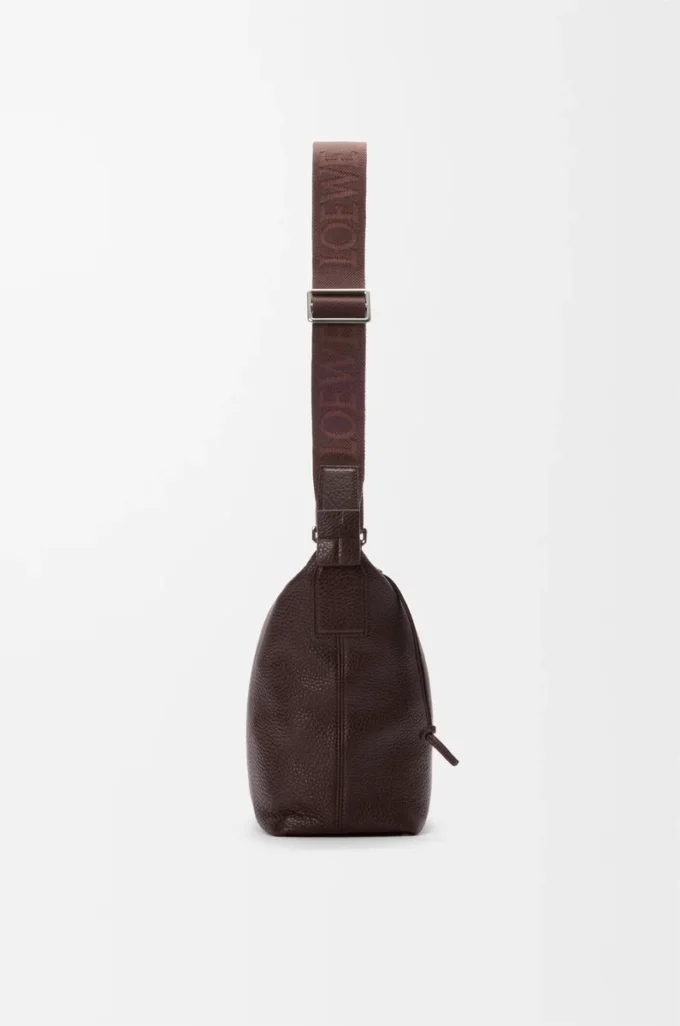 Bolso bandolera Cubi pequeño en piel de becerro granulada flexible color Oxblood.