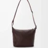 Bolso bandolera Cubi pequeño en piel de becerro granulada flexible color Oxblood.