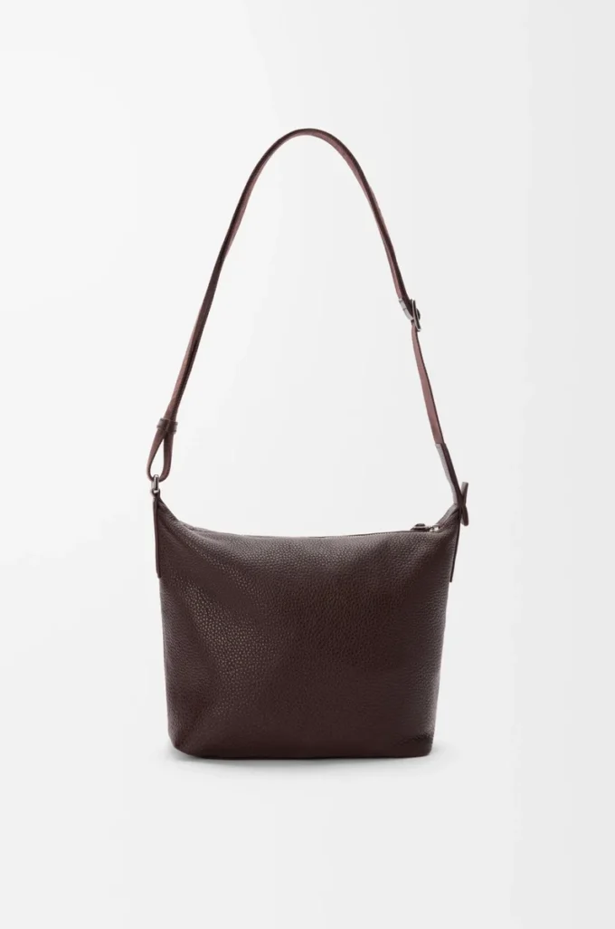 Bolso bandolera Cubi pequeño en piel de becerro granulada flexible color Oxblood.