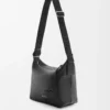 Bolso bandolera Cubi pequeño en piel de becerro granulada flexible Negro Bolso bandolera Cubi pequeño en piel de becerro granulada flexible Negro