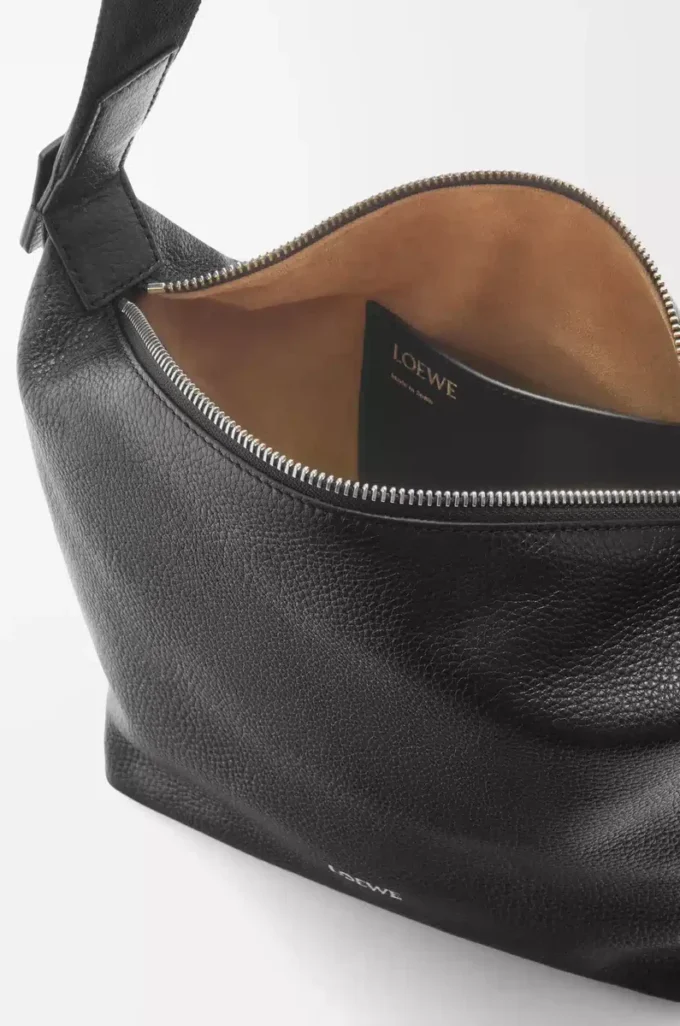 Bolso bandolera Cubi pequeño en piel de becerro granulada flexible Negro Bolso bandolera Cubi pequeño en piel de becerro granulada flexible Negro