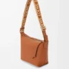 Bolso bandolera Cubi pequeño en piel de becerro suave y flexible y jacquard color tostado