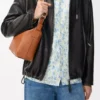 Bolso bandolera Cubi pequeño en piel de becerro suave y flexible y jacquard color tostado