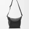Bolso bandolera Cubi pequeño en piel de becerro suave y flexible y jacquard negro