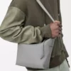 Bolso bandolera Cubi pequeño en piel de becerro suave y jacquard gris asfalto