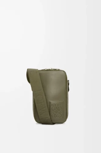 Bolso bandolera vertical en piel de becerro satinada verde caqui