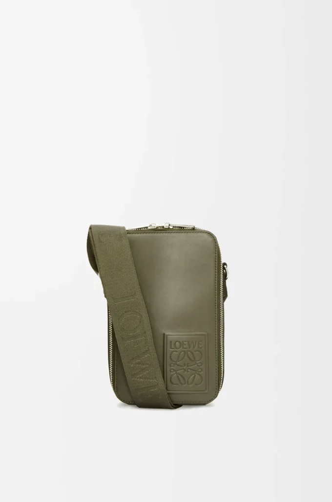 Bolso bandolera vertical en piel de becerro satinada verde caqui