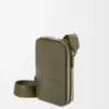 Bolso bandolera vertical en piel de becerro satinada verde caqui