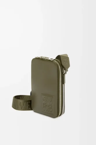Bolso bandolera vertical en piel de becerro satinada verde caqui