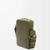 Bolso bandolera vertical en piel de becerro satinada verde caqui