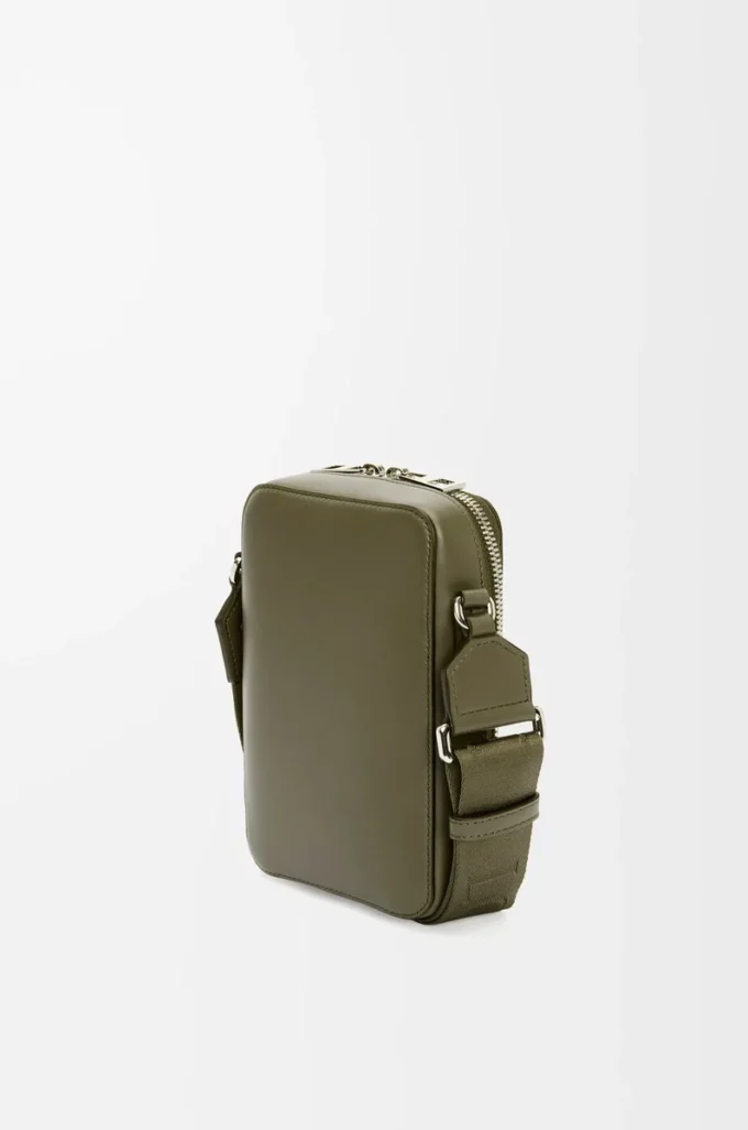 Bolso bandolera vertical en piel de becerro satinada verde caqui