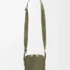 Bolso bandolera vertical en piel de becerro satinada verde caqui