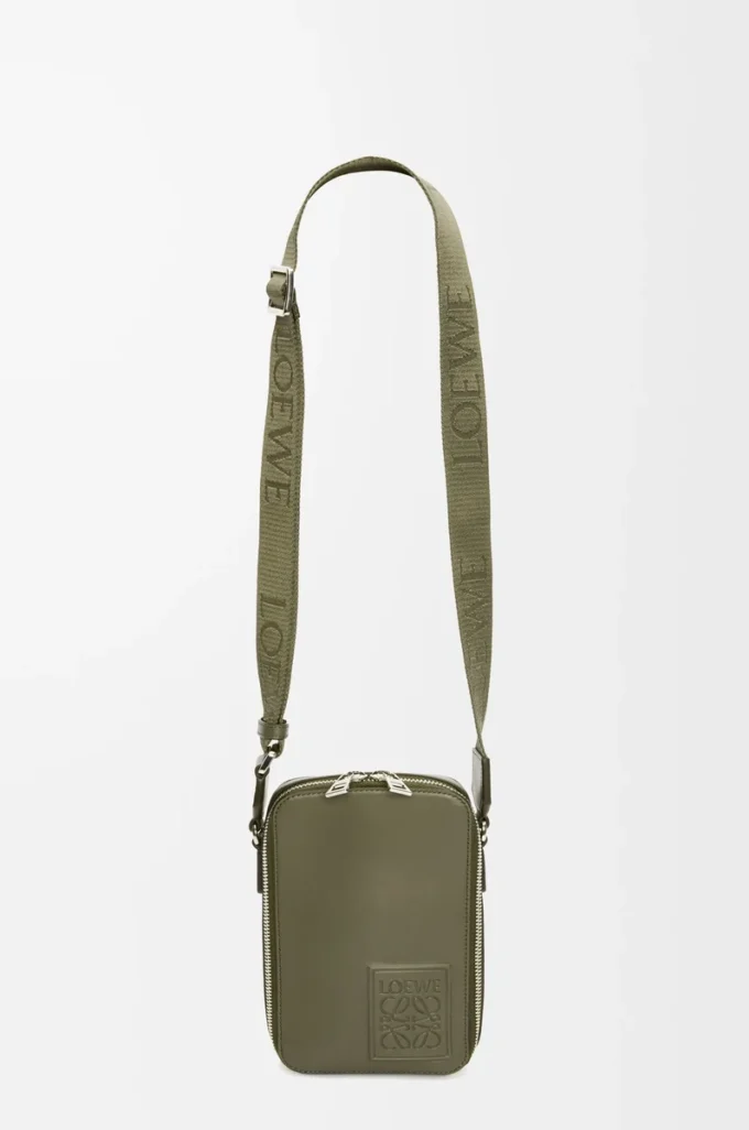 Bolso bandolera vertical en piel de becerro satinada verde caqui