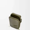 Bolso bandolera vertical en piel de becerro satinada verde caqui