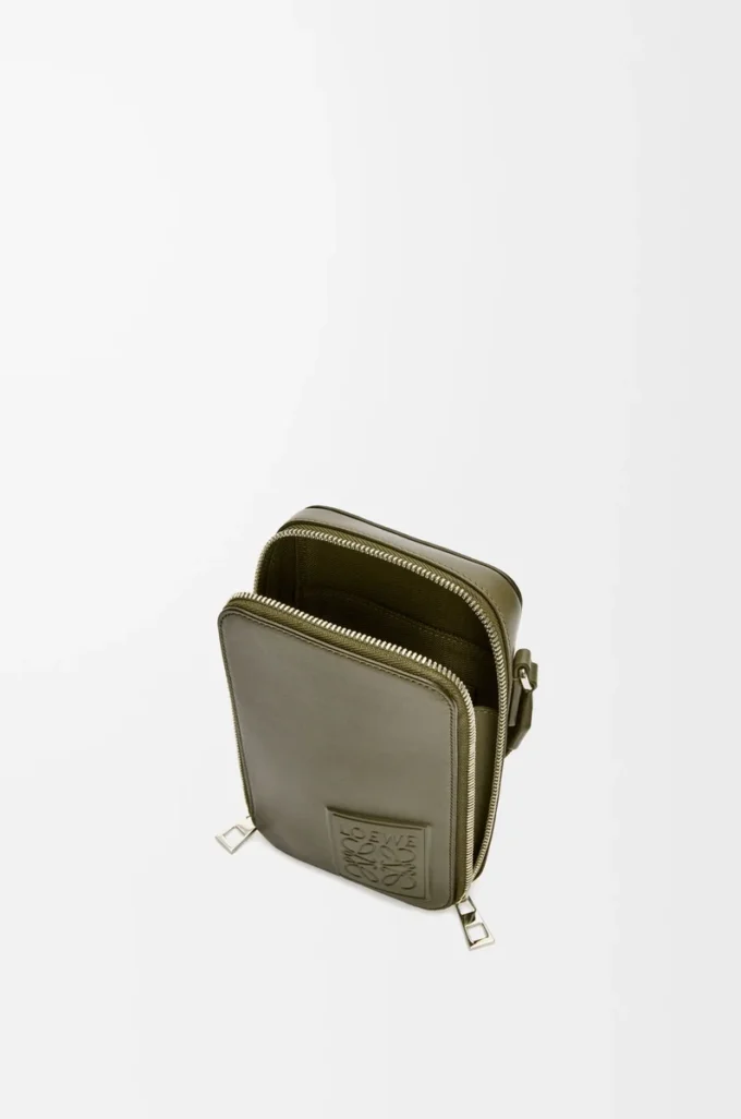 Bolso bandolera vertical en piel de becerro satinada verde caqui