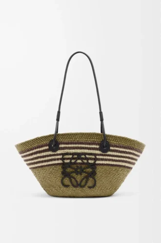 Bolso Basket Anagram pequeño en palma iraca y piel de becerro Caqui oscuro/Negro
