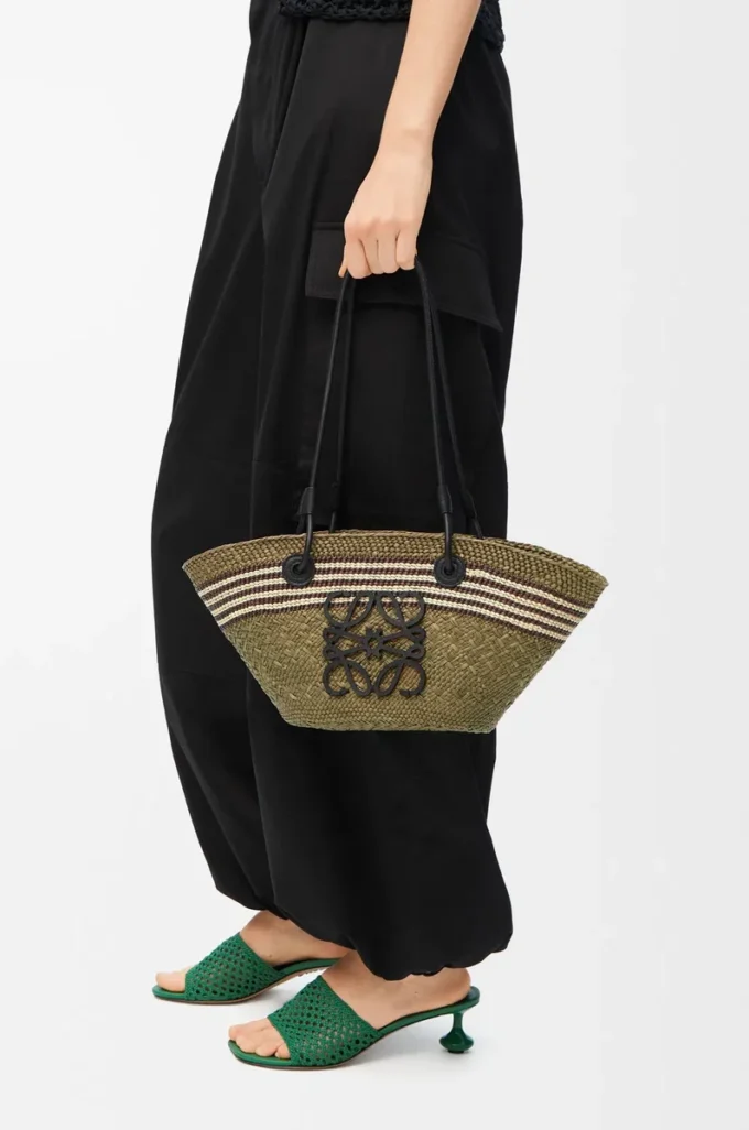 Bolso Basket Anagram pequeño en palma iraca y piel de becerro Caqui oscuro/Negro Bolso Basket Anagram pequeño en palma iraca y piel de becerro Caqui oscuro/Negro